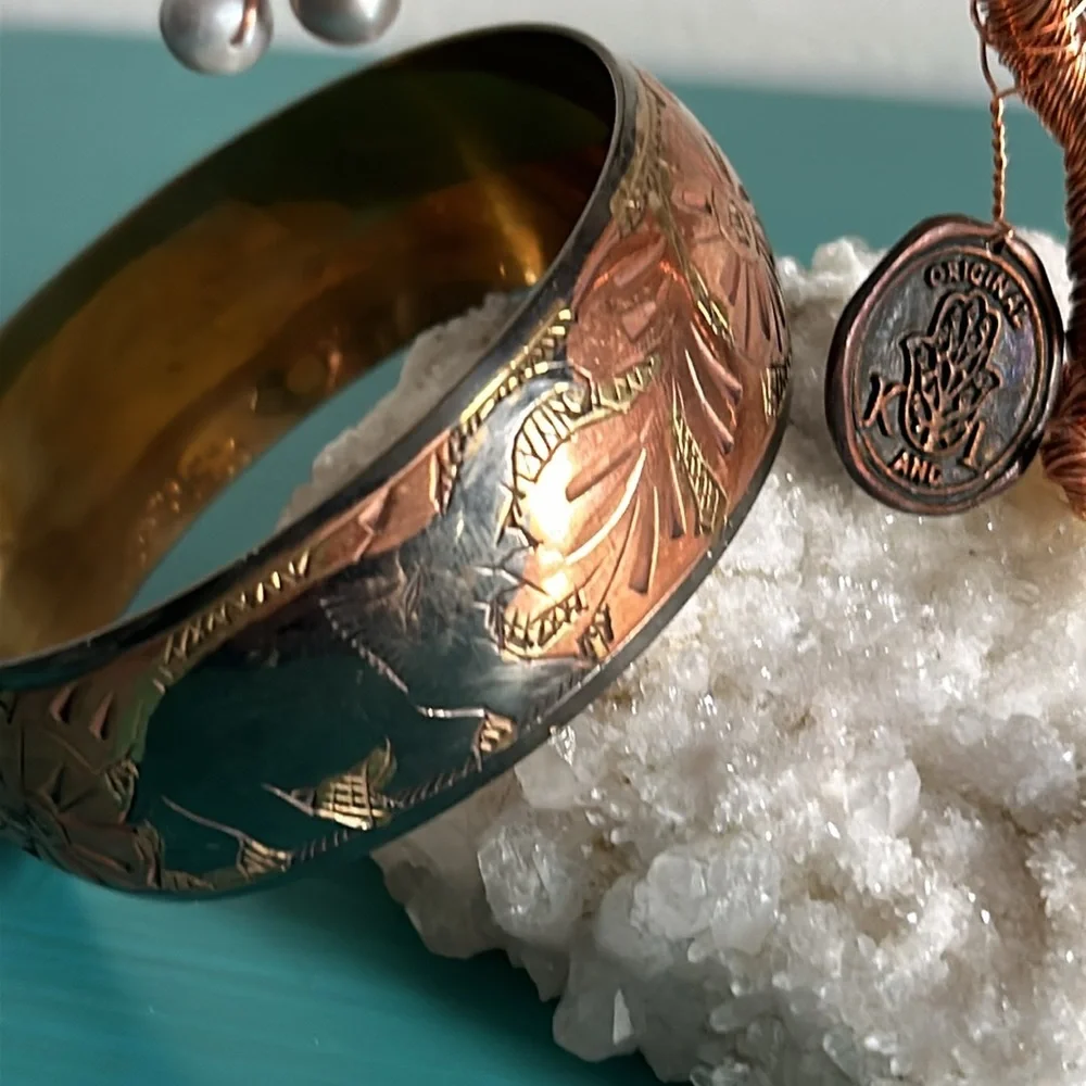 Vintage Brass Tri-Colored Floral Etched Chunky Bangle Bracelet - Picture 3 of 4